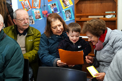 Die Großeltern der Zweijährigen im Kindergarten